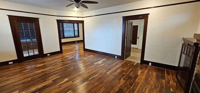 Building Photo - 2 bed 1 bath plus office/Den room, Downtow...