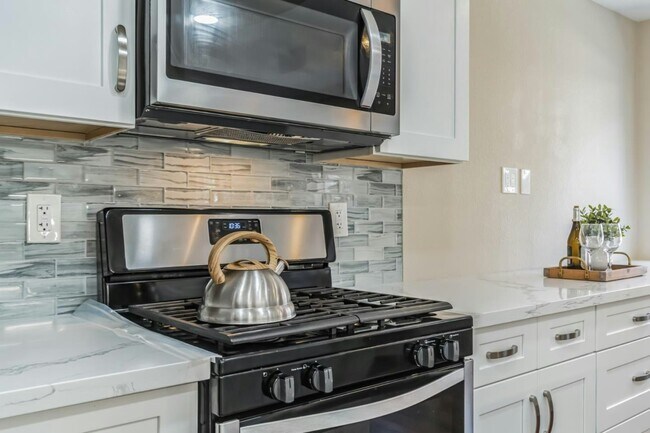 Building Photo - 548 Mill River Ln