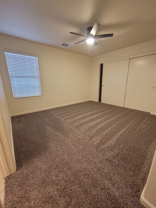 Building Photo - 3 bedroom 2 bath SW Visalia Home