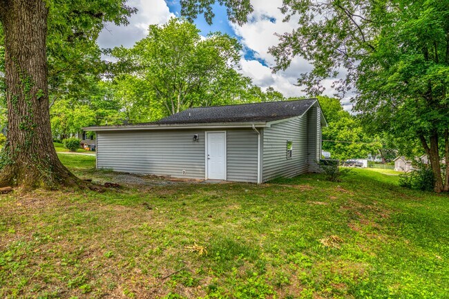 Building Photo - 2208 Sanderson Rd