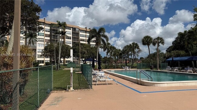 Building Photo - 1200 St Charles Pl