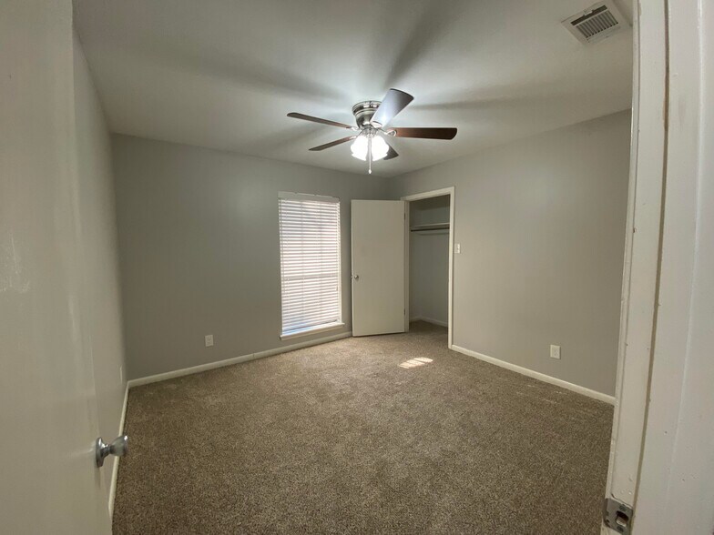 Building Photo - 6408 Bel Air Dr