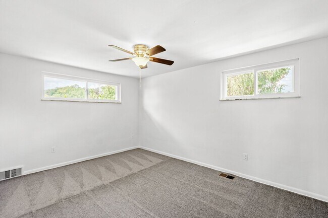 Building Photo - READY FOR MOVE IN!! Don't miss this UPDATED 3-bedroom in Braddock Hills!