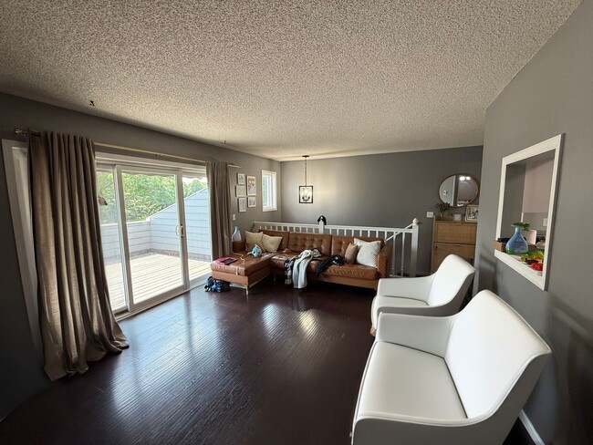 Building Photo - Updated 2 Bed, 2.5 Bath Apple Valley Townh...