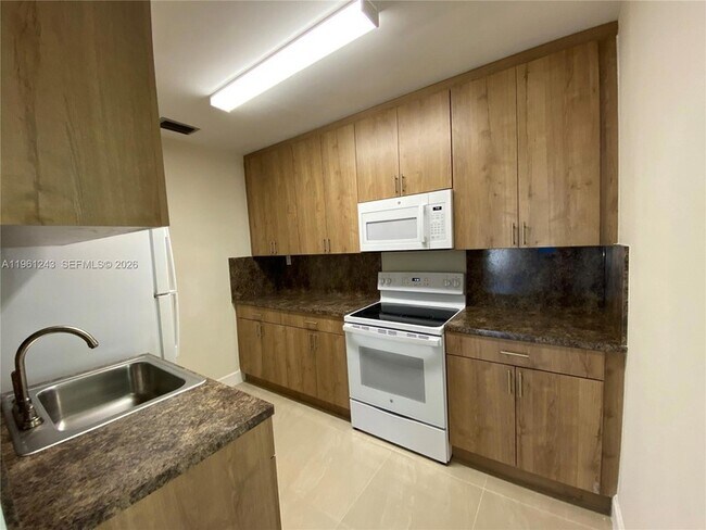 Building Photo - 1158 SW 11th Ave