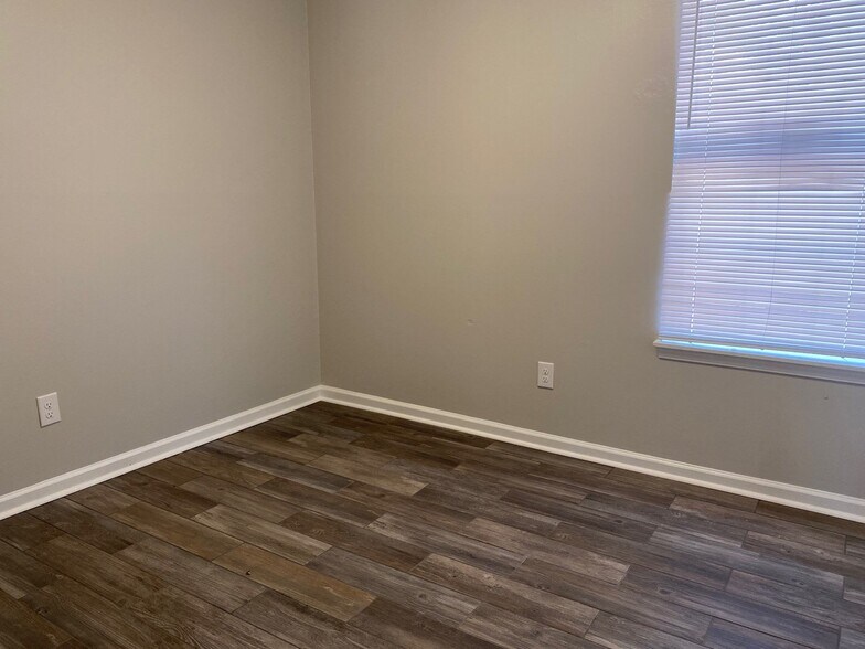 Building Photo - 79 Iris Dr