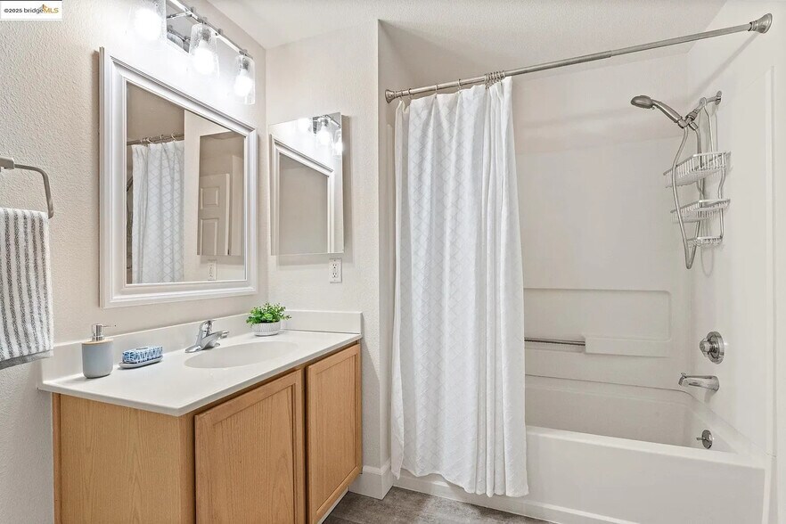 Building Photo - 555 10th St