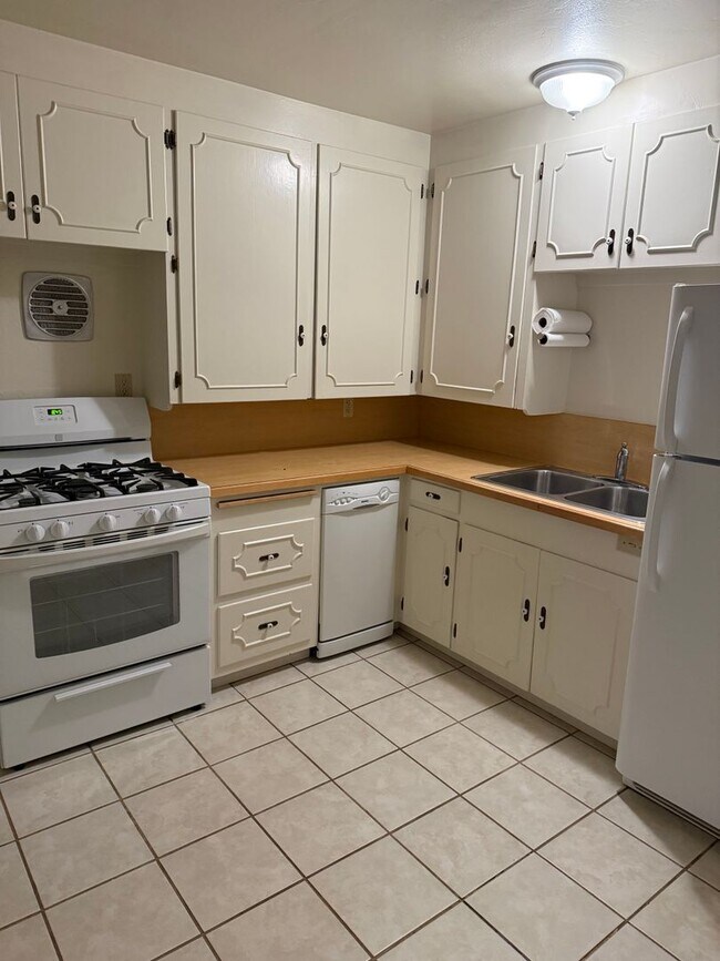 Building Photo - Quiet 2BR Foothills Home