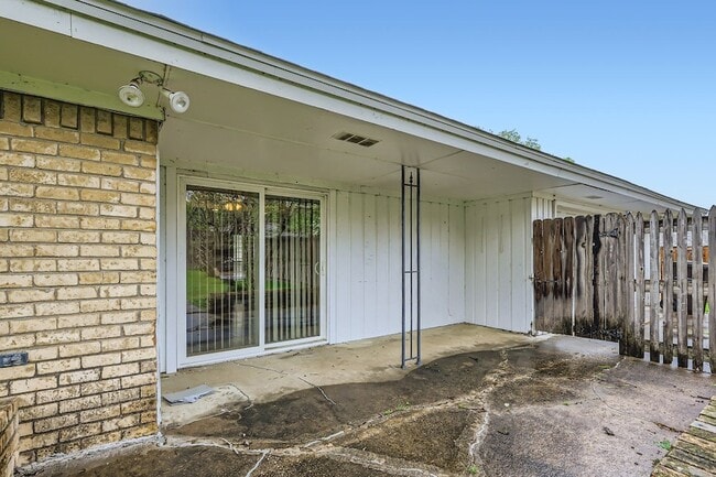 Building Photo - 1724 Midcrest Dr