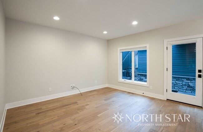 Building Photo - Newer Duplex in the Heart of Lake Oswego.