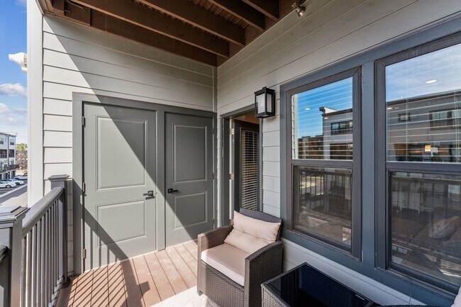 Building Photo - Gorgeous 2bd/2ba modern condo w/balcony located conveniently in MOSAIC AT WOODLAND PARK in Herndon.