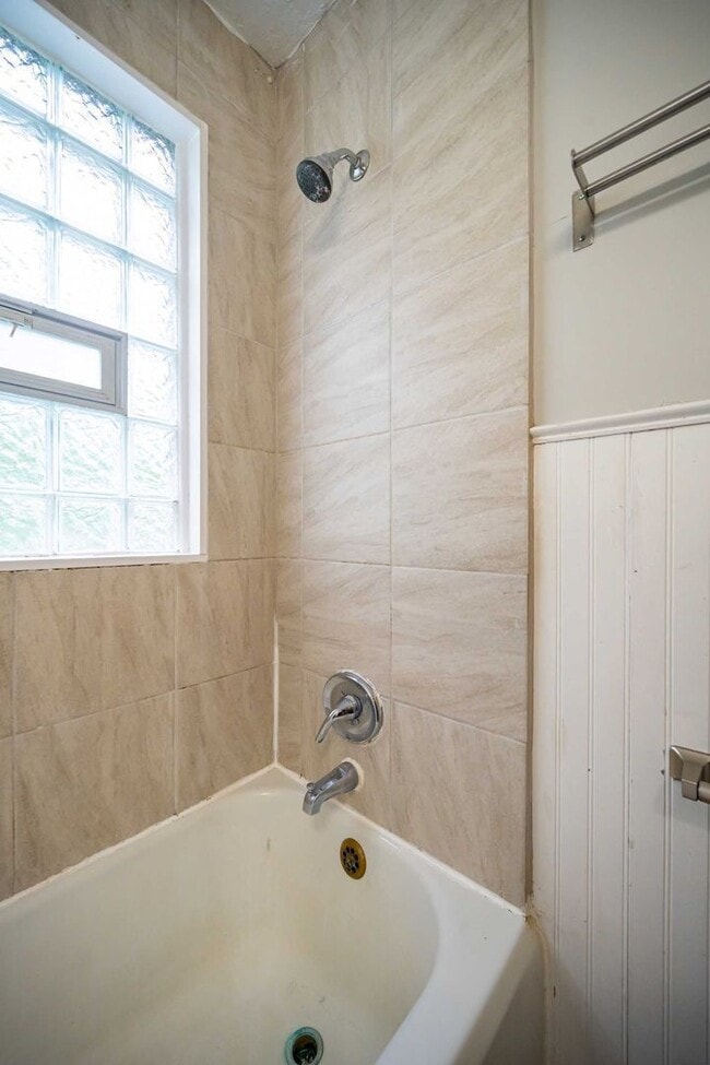 Building Photo - 213 E Hudson St