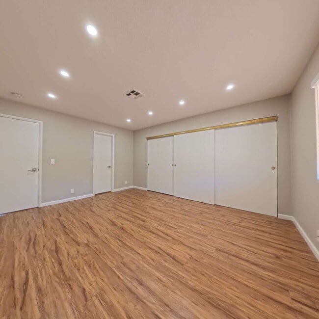 Building Photo - Stunning 2-Bedroom Condo 2nd Floor at The Lakes!