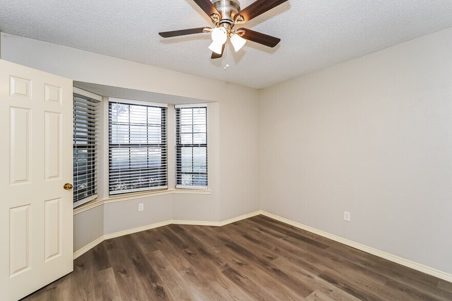 Building Photo - 709 Daniels Dr