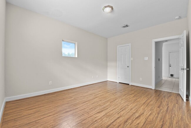 Building Photo - Charming 3-Bed, 2.5-Bath Home in the Heart of the Heights with Spacious Yard & Prime Location