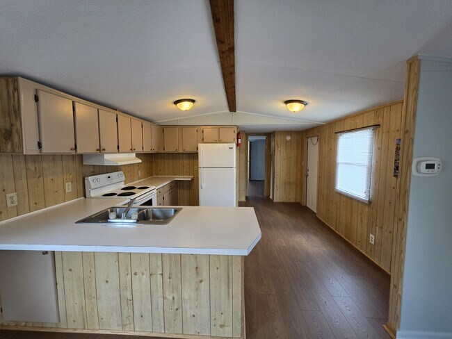 Building Photo - 105 Colonial Ct