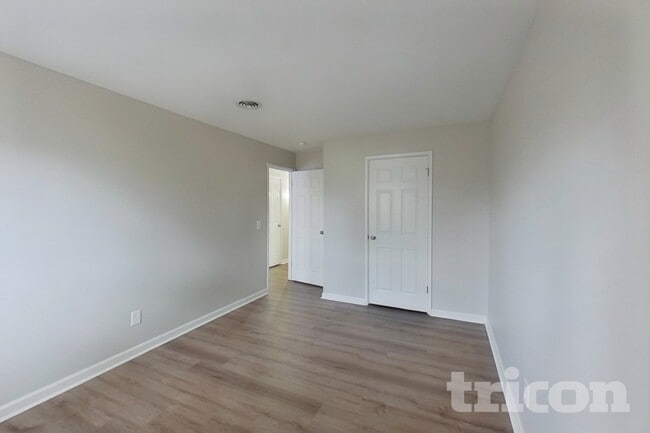 Building Photo - 9235 Laurel Hill Dr