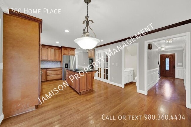 Building Photo - 1300 Home Pl