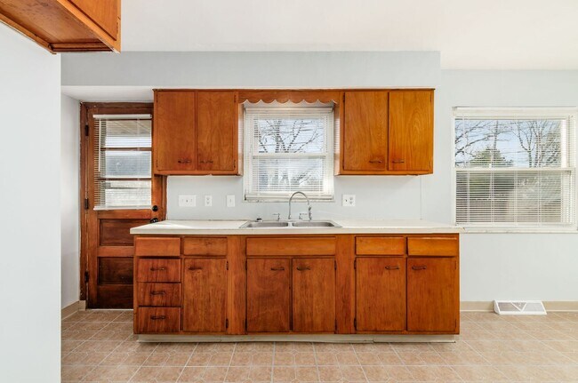 Building Photo - 1501 Linwood Ave