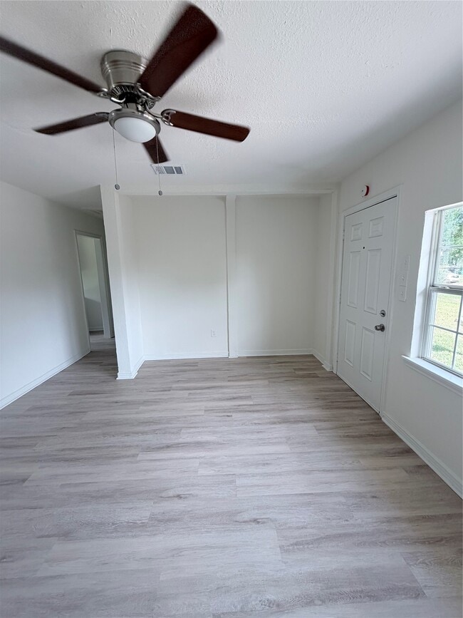 Building Photo - 8837 Oak Knoll Ln