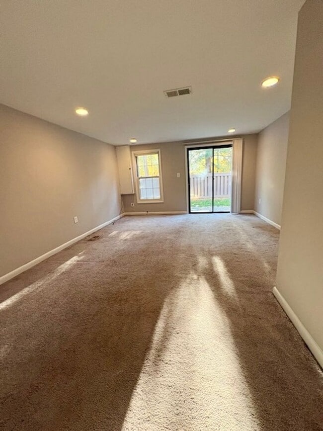 Building Photo - Beautiful end-unit townhome. Walkout basement. Quiet community