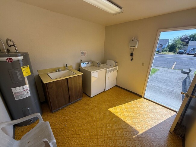 Building Photo - FIRST MONTHS RENT AND DEPOSIT ONLY! 2 Bed/1 Bath Apartment in Clarkston WA