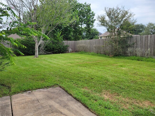 Building Photo - 3715 Pinehurst Dr