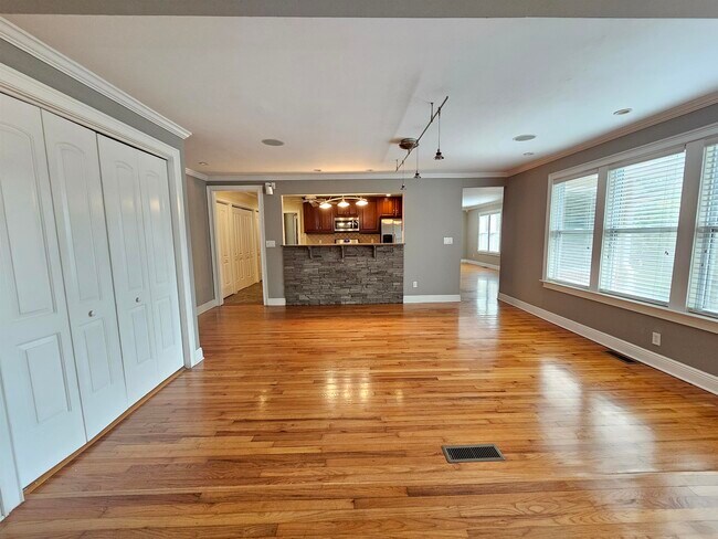Building Photo - 850 Brookwood Dr