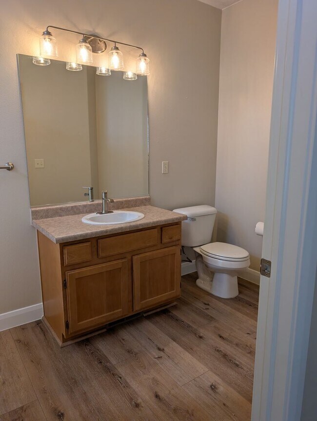 Building Photo - Super clean and upgraded 2 bed condo in Washington