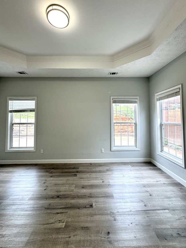 Building Photo - 675 Manor Glen Dr