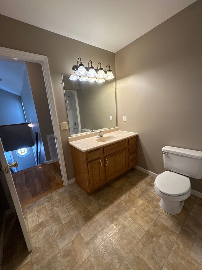Building Photo - Beautiful 2 Bedroom Home with Spacious Bonus Room!