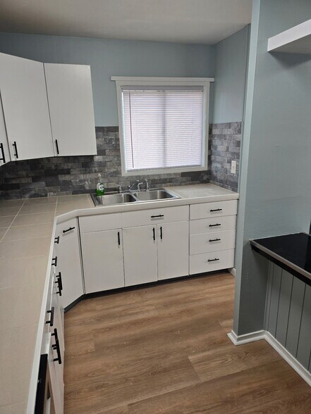 Building Photo - 1702 Wakefield Dr NE