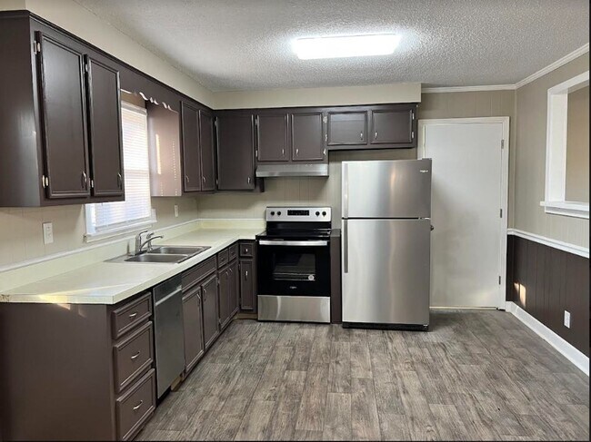 Building Photo - Three Bedroom Home Close to Ft. Campbell