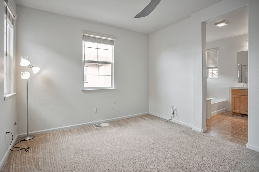 Building Photo - 1658 Glenmore Dr