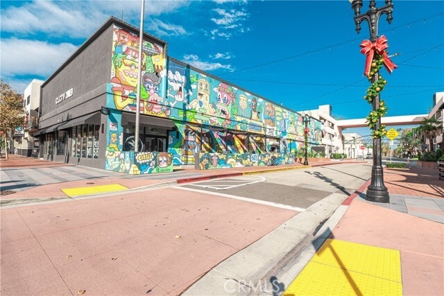 Building Photo - 450 E 4th St