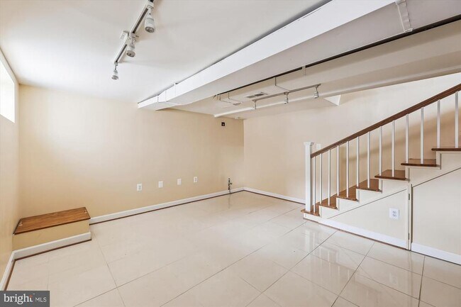 Building Photo - 503 S Veitch St