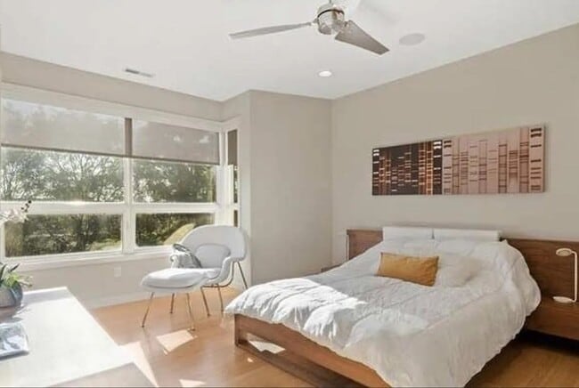 Building Photo - Gorgeous Luxury Townhome