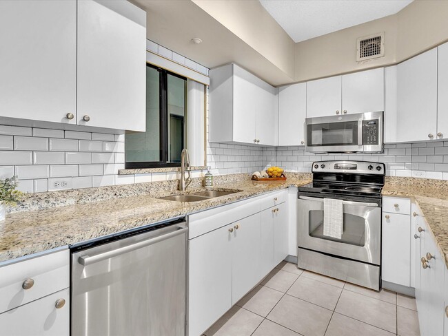 Building Photo - 2105 Lavers Cir