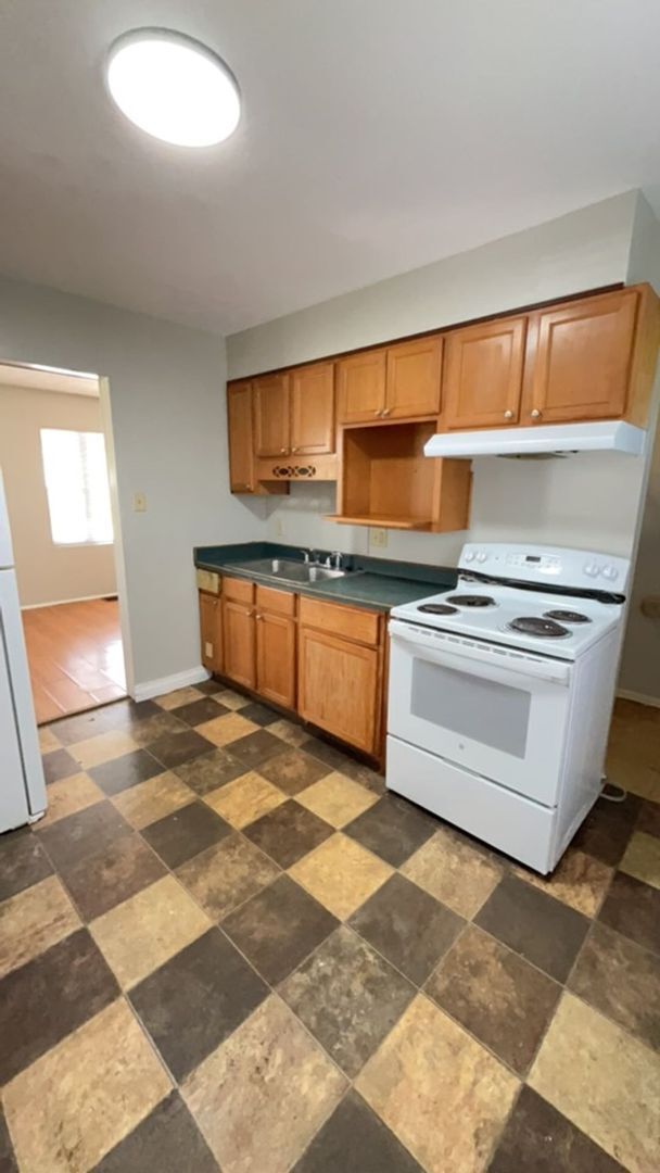 Building Photo - *AVAILABLE IN JUNE!* BIG BACKYARD - 2 BEDROOMS!