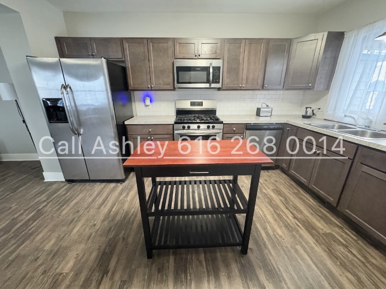 Building Photo - 1032 Logan St SE