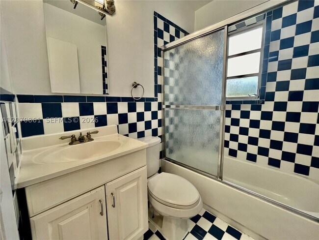 Building Photo - 525 NE 65th St