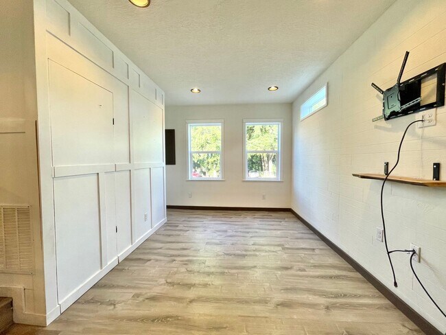 Building Photo - 17606 33rd Pl W