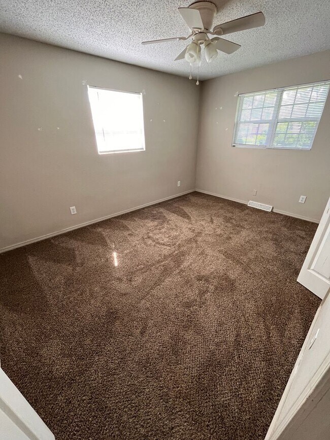 Building Photo - Brentwood 3 bedroom & 2 bathroom home, Huge Fenced Yard