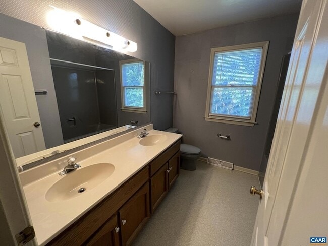 Building Photo - 2424 Holkham Dr