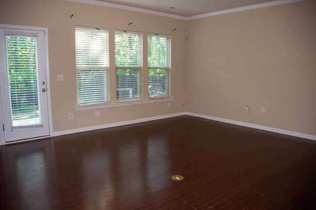 Building Photo - 122 Tuftin Dr