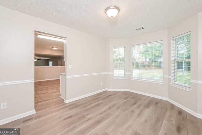 Building Photo - 237 Fox Run