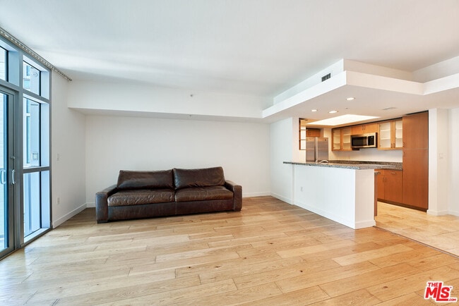 Building Photo - 13700 Marina Pointe Dr