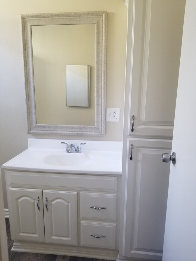 Building Photo - 420 N Rose Pl