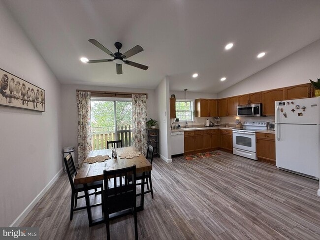Building Photo - 305 Crosswinds Dr