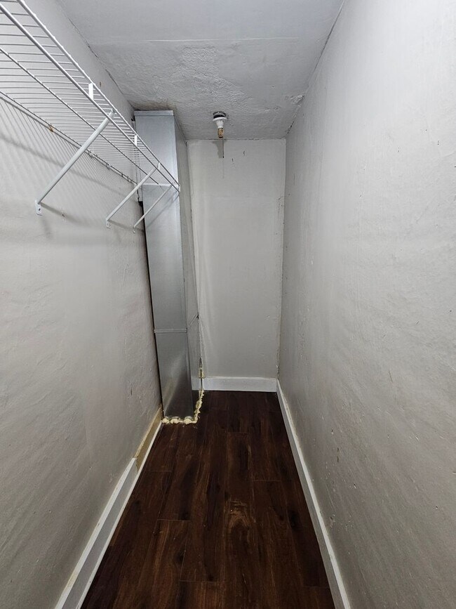 Building Photo - 2 bedroom | 1 Bathroom Home | Pets Welcome!